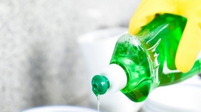 Xử lý bồn cầu bị nghẹt đơn giản bằng nước sôi và xà phòng rửa chén