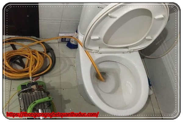 Bồn cầu không thoát hơi xử lý bằng cách thông ống tắc