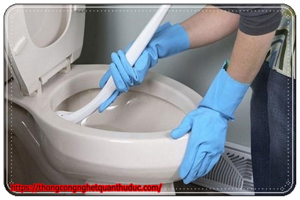 Vệ sinh thường xuyên tránh tình trạng bồn cầu không thoát hơi