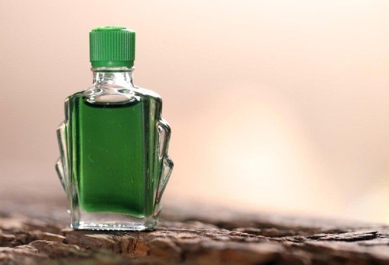 Dầu gió có công dụng khử mùi cực tốt