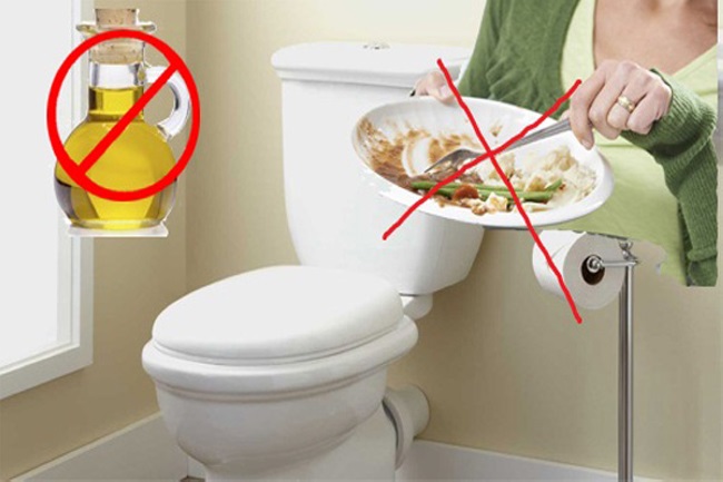 Đổ thức ăn thừa vào bồn cầu