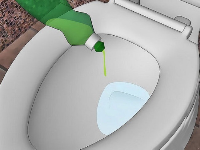 Dùng nước sôi và xà phòng rửa chén