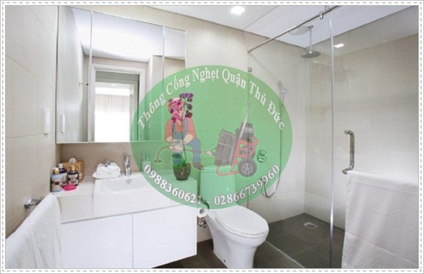 Thi công tẩy trắng bồn cầu.