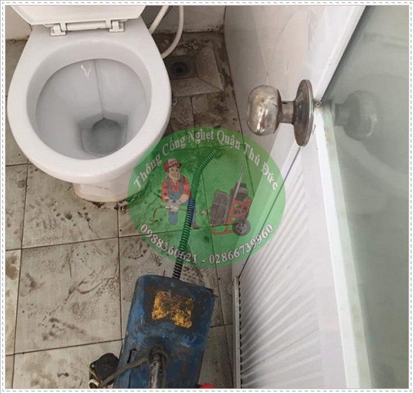 Thông nghẹt nhà vệ sinh.