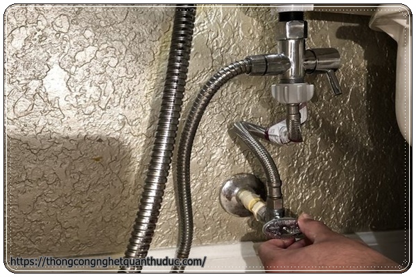 Sửa vòi nước xịt bồn cầu khi tường ống nước và tường bị hỏng