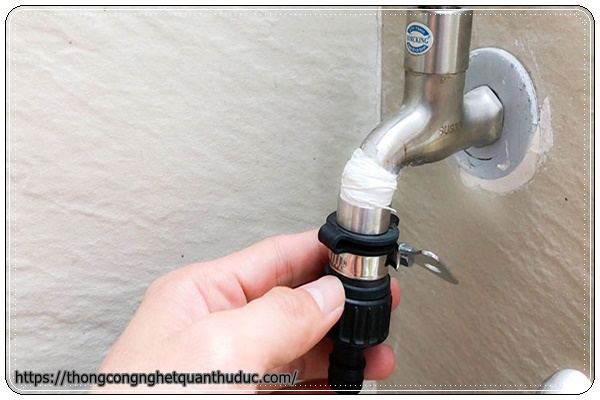 Sửa vòi nước xịt bồn cầu khi gioang cao su lỏng