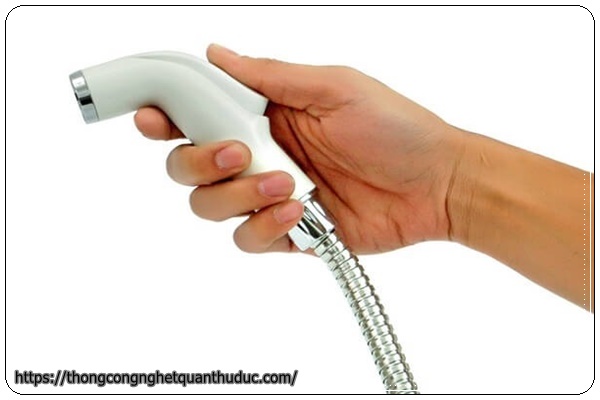 Sửa vòi nước xịt bồn nước xịt bồn cầu khi vòi xịt bị đứt