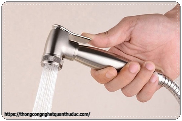 Vòi nước xịt bồn cầu bị hỏng do tần suất sử dụng thường xuyên
